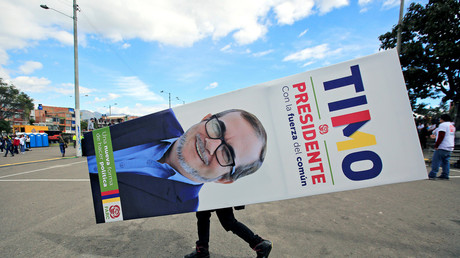 A man carries a banner of the FARC leader Rodrigo Londono, known as Timochenko, during the presentation as a candidate for the presidency of Colombia in Bogota, Colombia January 27, 2018. © Jaime Saldarriaga