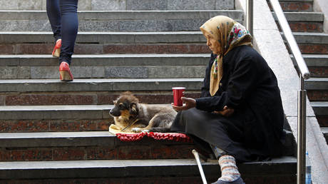 FILE PHOTO: An elderly woman in Kiev © Reuters / Gleb Garanich 