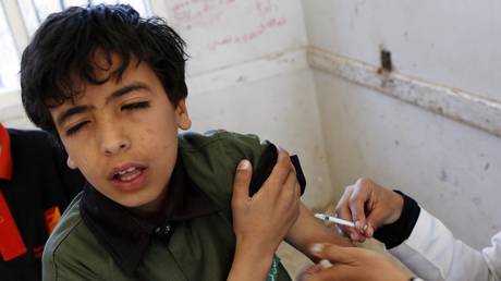 A Yemeni student receives an anti-measles and rubella vaccine in a school in Sanaa, Yemen, Feb. 9, 2019. ©  Global Look Press  / nieyunpeng