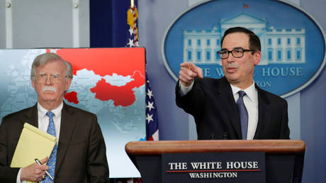 FILE PHOTO: Treasury Secretary Steven Mnuchin and security adviser John Bolton announce sanctions on Venezuela in Washington © Reuters / jim Young