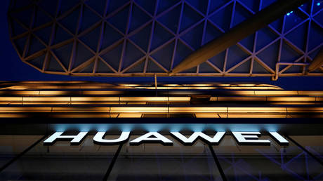 FILE PHOTO: A Huawei company logo © Reuters / Aly Song

