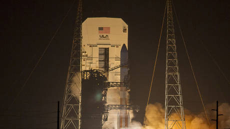 FILE PHOTO: A US Air Force satellite mission lifts off at Cape Canaveral Air Force Station © REUTERS/Mike Brown