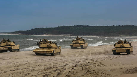 FILE PHOTO: US Marine Corps M1A1 Abrams tanks © Reuters / Staff Sgt. Dengrier M. Baez