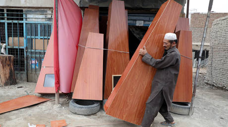 A carpenter prepares coffins for sale at his shop in Kabul, Afghanistan on July 29, 2019. © REUTERS / Omar Sobhani