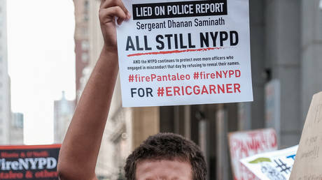 FILE PHOTO: Protesters march and rally on the fifth anniversary of the death of Eric Garner, a day after federal prosecutors announced their decision not to prosecute NYPD officer Daniel Pantaleo in New York, U.S., July 17, 2019. © REUTERS/Michael A. McCoy