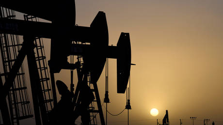 FILE PHOTO: Pump jacks in Midland, Texas © Reuters / Nick Oxford