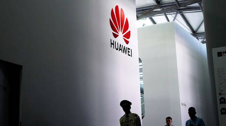 FILE PHOTO: A Huawei logo at Mobile World Congress (MWC) © Reuters / Aly Song