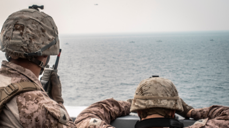 Marines onboard the amphibious transport dock ship USS John P. Murtha (LPD 26) watch nearby Iranian fast inland attack craft, as it transits the Strait of Hormuz, off Oman © U.S. Navy / Reuters / Adam Dublinske