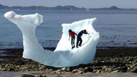 Children play amid icebergs on the beach in Nuuk, Greenland. © Reuters / Alister Doyle