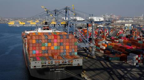 FILE PHOTO: Shipping containers at the Port of Los Angeles © Reuters / Mike Blake