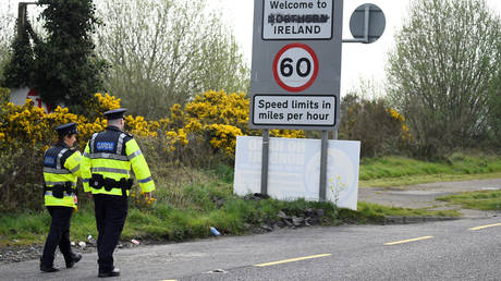 Irish police officers patrol along the open border between Ireland and Northern Ireland, April 18, 2019. © Reuters / Clodagh Kilcoyne / File Photo