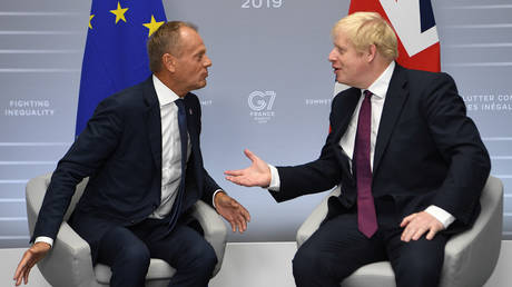 Boris Johnson meets Donald Tusk at the G7 summit in Biarritz, France August 25, 2019. © Reuters / Andrew Parsons