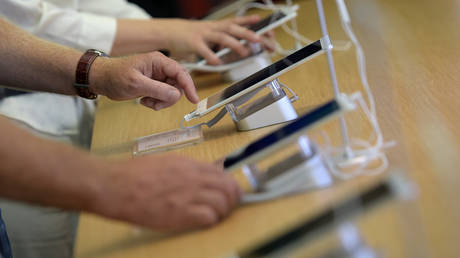 Visitors touch Huawei tablets at the IFA Electronics show in Berlin © Reuters / Stefanie Loos