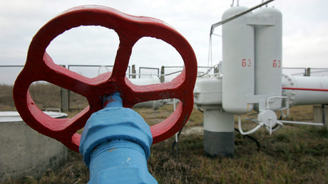 FILE PHOTO Pipes and valves are seen at a Ukrainian main pipeline in the village of Boyarka near the capital Kiev January 2, 2006. © Gleb Garanich