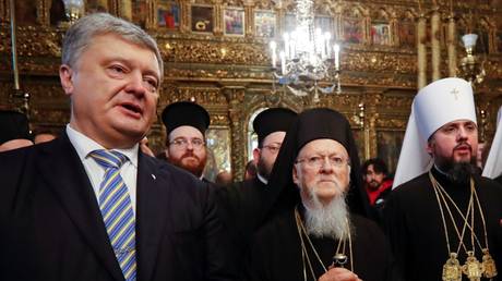 Ukrainian President Petro Poroshenko, Constantinople Patriarch Bartholomew and Metropolitan Epifaniy, head of the schismatic Orthodox Church of Ukraine, at the St. George's Cathedral in Istanbul. © Reuters /  Murad Sezer