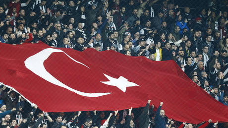  Fans wave a Turkish national flag ©  REUTERS / Osman Orsal 