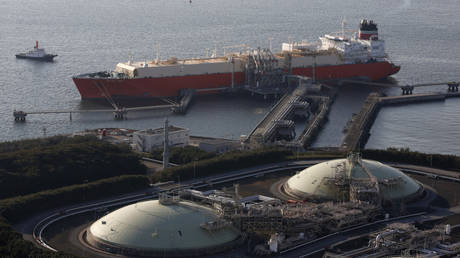 FILE PHOTO: LNG storage tanks and a membrane-type tanker © Reuters / Issei Kato 