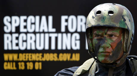 A Special Air Services (SAS) soldier stands in front of a recruitment poster in Sydney. ©REUTERS / David Gray DG/PB