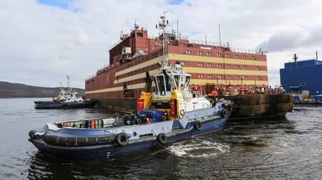 The PATES being towed in Murmansk. ©Sputnik / Pavel Lvov