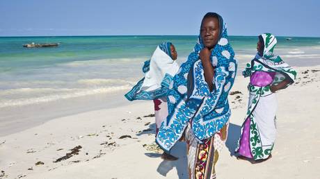 Women on a beach in Zanzibar, Tanzania. © Global Look Press/Martin Moxter/imageBROKER.com