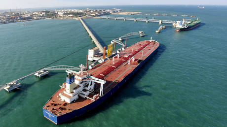 Crude oil importing port in Qingdao, China © Reuters