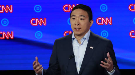 Democratic presidential candidate entrepreneur Andrew Yang speaks on the second night of the second 2020 Democratic U.S. presidential debate in Detroit, Michigan, July 31, 2019. © REUTERS/Lucas Jackson