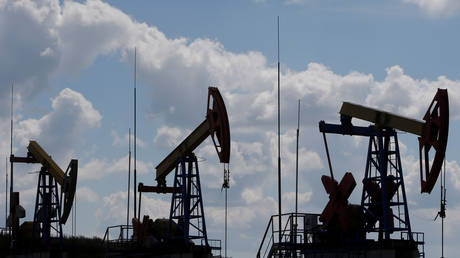 FILE PHOTO: The Ashalchinskoye oil field, the Republic of Tatarstan, Russia © Reuters / Sergei Karpukhin