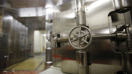 FILE PHOTO: A model of the outer door of an underground vault © Reuters / Toru Hanai