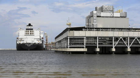 The LNG tanker "Clean Ocean" during the first US delivery of LNG to a terminal in Swinoujscie, Poland © Reuters / Cezary Aszkielowic