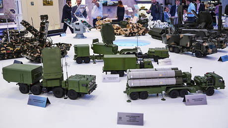 A model of the S-400 air defense missile system displayed during an expo in Russia. © Sputnik / Grigory Sysoyev