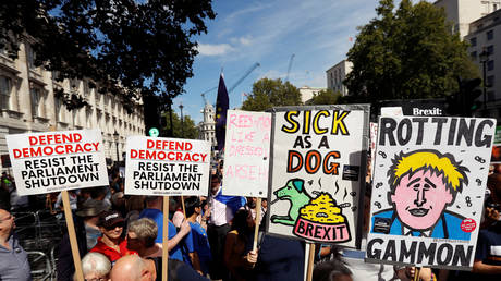 Anti-Brexit protesters demonstrate at Whitehall in London © Reuters / Peter Nicholls