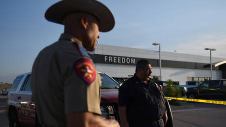 Law enforcement officers stand watch following a mass shooting in Odessa, Texas © Reuters / Callaghan O'Hare