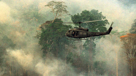 File photo showing a military helicopter flying over a burning tract of Amazon forest land on March 18, 1998. © REUTERS/Gregg Newton/FILE GN