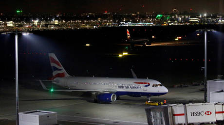 FILE PHOTO: A British Airways Airbus A320 aircraft sits on the tarmac at Heathrow Airport © Reuters / Henry Nicholls/ File Photo