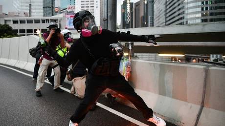 A protester throws a molotov cocktail towards police in the Admiralty area of Hong Kong on August 31, 2019. © AFP / Anthony Wallace