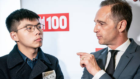 Hong Kong activist Joshua Wong (L) talks with German Foreign Minister Heiko Maas as they attend the "Bild100" event organised by Germany's tabloid Bild on September 9, 2019 in Berlin. © AFP / Michael Kappeler