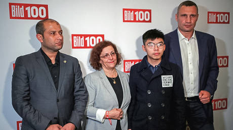 Joshua Wong posed with the "White Helmets" head Raed Al Saleh (L), Kiev Mayor Vitali Klitschko (R) and Iranian-Austrian political activist Mina Ahadi. © Reuters / Hannibal Hanschke