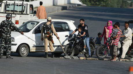 Indian security forces stop Kashmiri civilians at a checkpoint in Srinagar on September 10, 2019. © Tauseef Mustafa / AFP