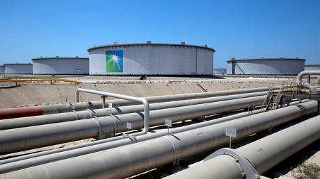 FILE PHOTO: Aramco tanks and oil pipe at Saudi Aramco's Ras Tanura oil refinery © Reuters / Ahmed Jadallah