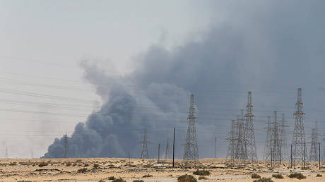 Smoke is seen following a fire at an Aramco factory in Abqaiq, Saudi Arabia, September 14, 2019. © Reuters / Stringer