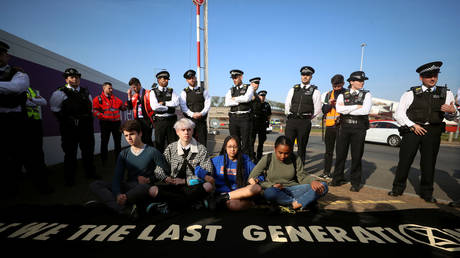 Extinction Rebellion protesters stage a demonstration in London © Reuters / Simon Dawson