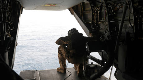 FILE PHOTO: A US Marine looks out of an MV-22 Osprey aircraft near the Strait of Hormuz © Reuters / Ahmed Jadallah