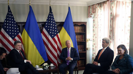 Ukrainian President Petro Poroshenko meets US VP Joe Biden, Secretary of State John Kerry and Assistant Secretary of State for Europe Victoria Nuland (L-R) in Munich, February 7, 2015.