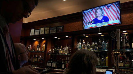 Members of the White House press corps  watch U.S. House Speaker Nancy Pelosi (D-CA) live on television as she announces an impeachment investigation of U.S. President Donald Trump in New York City, New York, U.S. September 24, 2019. © REUTERS/Jonathan Ernst