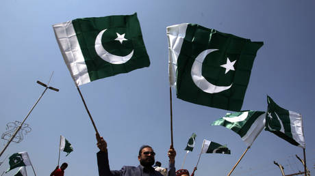 People carry national flags as they celebrate, after Pakistan shot down two Indian military aircrafts, in Lahore, Pakistan February 27, 2019. © REUTERS/Mohsin Raza