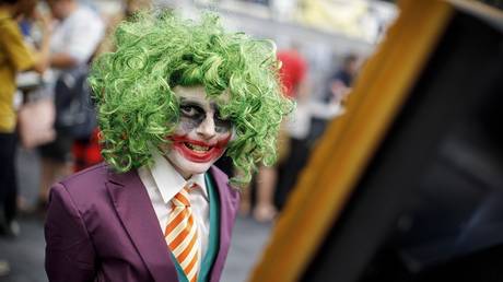 A cosplayer dressed as Joker poses for a photograph as he attends London Super Comic Convention at Business Design Centre in Islington, London on August 26, 2017. © AFP / Tolga Akmen