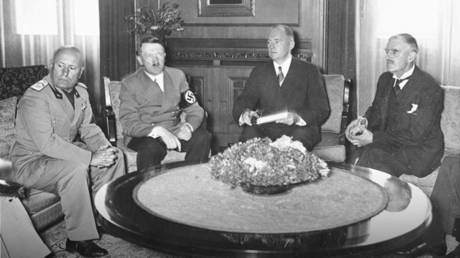 Mussolini, Hitler, and Chamberlain at the Munich Conference, Germany, 29 Sep 1938 © Wikipedia