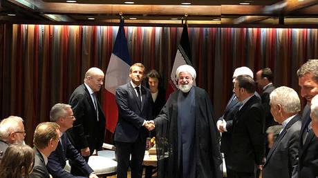 French President Emmanuel Macron shakes hands with Iranian President Hassan Rouhani in New York on September 23, 2019. © REUTERS/John Irish