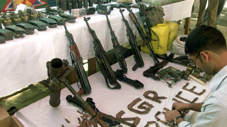 FILE PHOTO: Indian policeman next to arms seized from Jaish-e-Muhammed  © Reuters / Fayaz Kablil