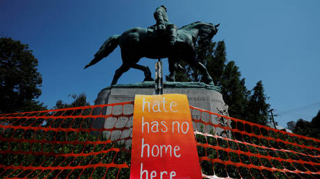 FILE PHOTO: Statue of Civil War Confederate General Robert E. Lee in Charlottesville, Virginia © Reuters / Brian Snyder 